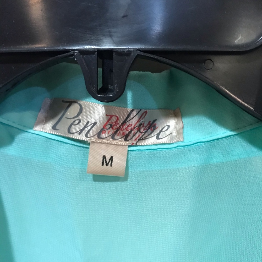 Size medium button down top - Picture 2 of 3